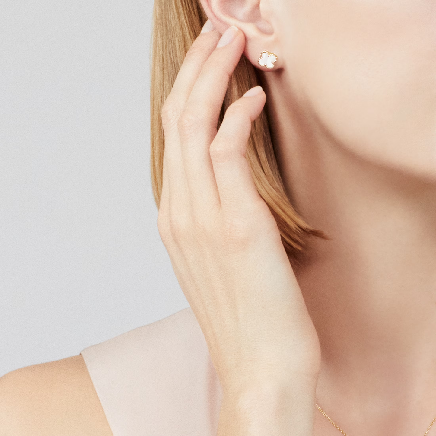 Mother-of-pearl Petite Lucky Clover earstuds